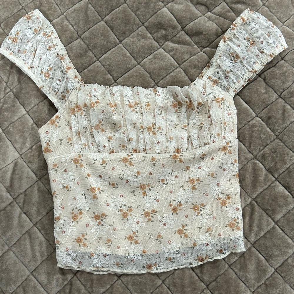 Full Tilt Floral Cream Women's Top NWOT 💛💛💛💛💛💛💛💛🤍🤍🤍🤍🤍🤍🤍🤍